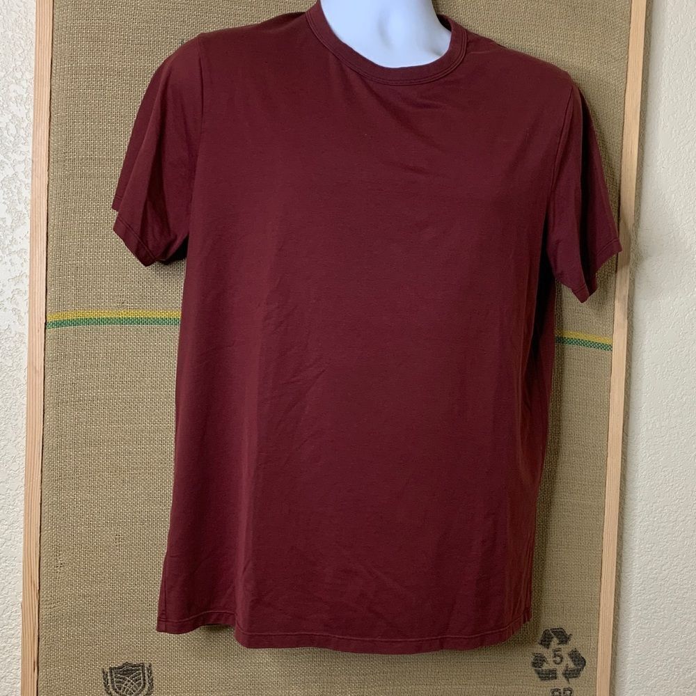 Lululemon Mens Maroon Tee, medium, new condition
